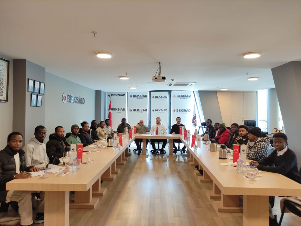 BEKSİAD, Bursa’da eğitim gören Afrika kökenli öğrencileri ağırladı. Sektör tanıtımı ve ticari faaliyetler konusunda destek sundu. Detaylar için tıklayın!