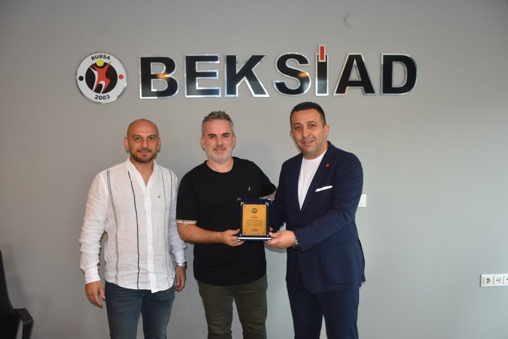 Yıldırım Belediye Başkanı Oktay Yılmaz, BEKSİAD ziyaretinde bağışçı firmalara teşekkür plaketi takdim etti ve sektör temsilcileriyle değerlendirme toplantısı yaptı.